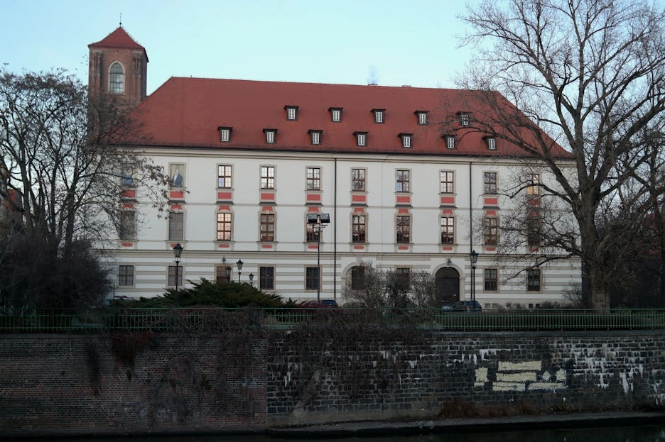 Nowoczesny budynek uniwersytecki we Wrocławiu